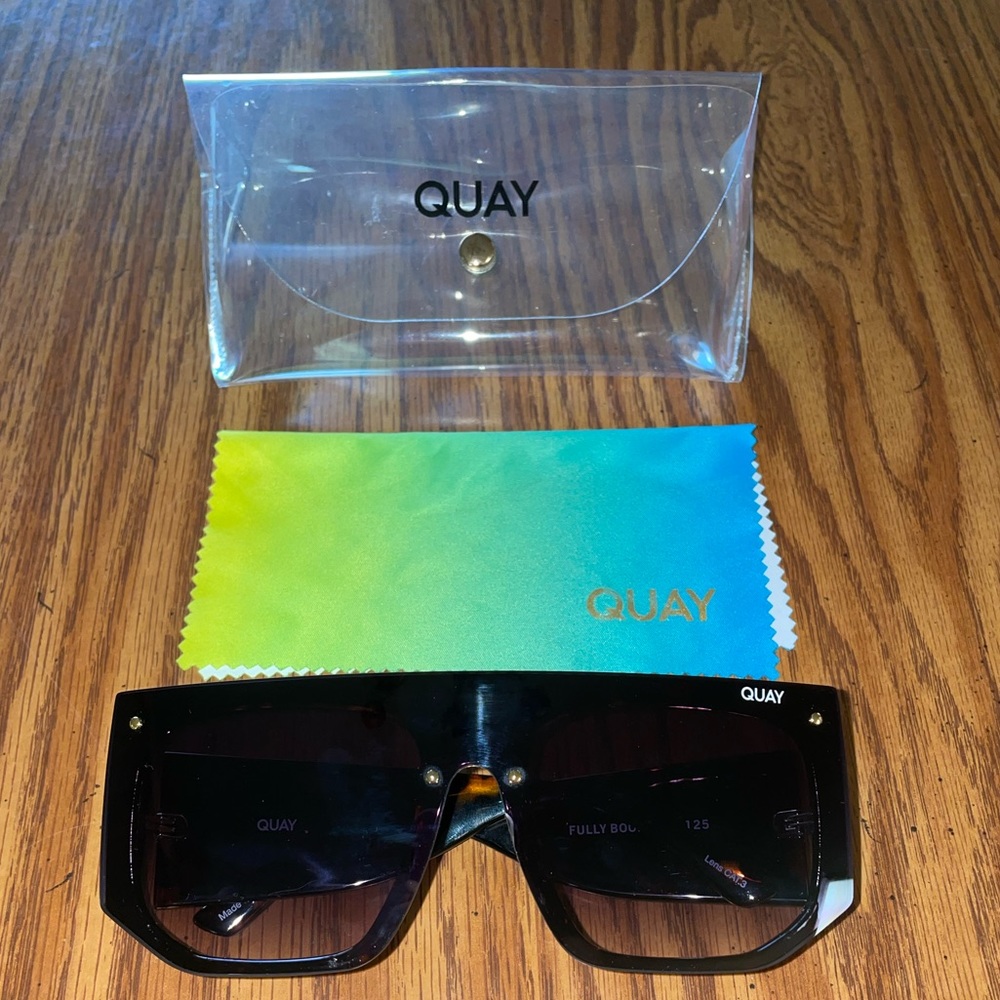 Authentic QUAY sunnies “Fully Booked”